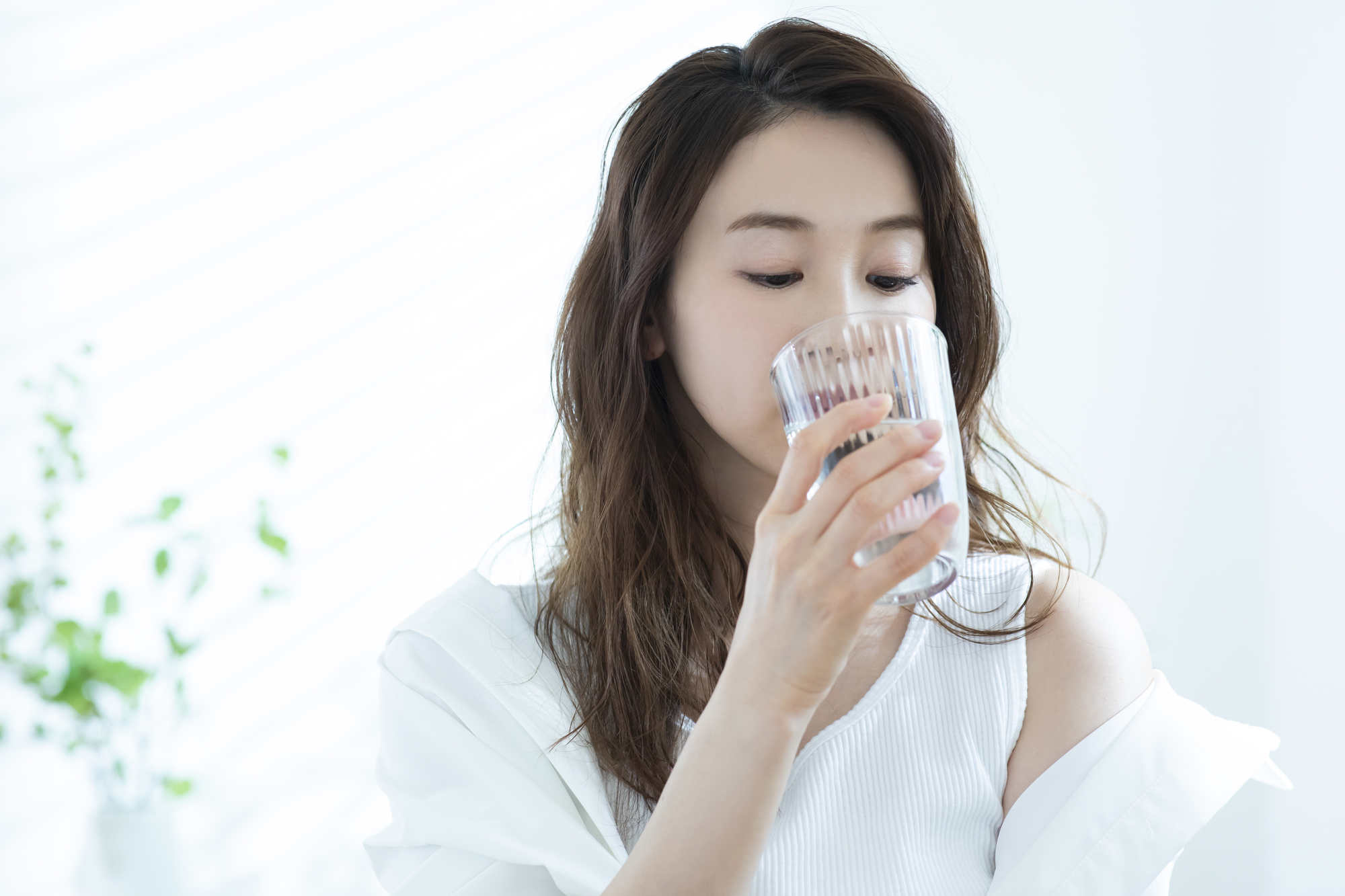 ピルを飲む女性